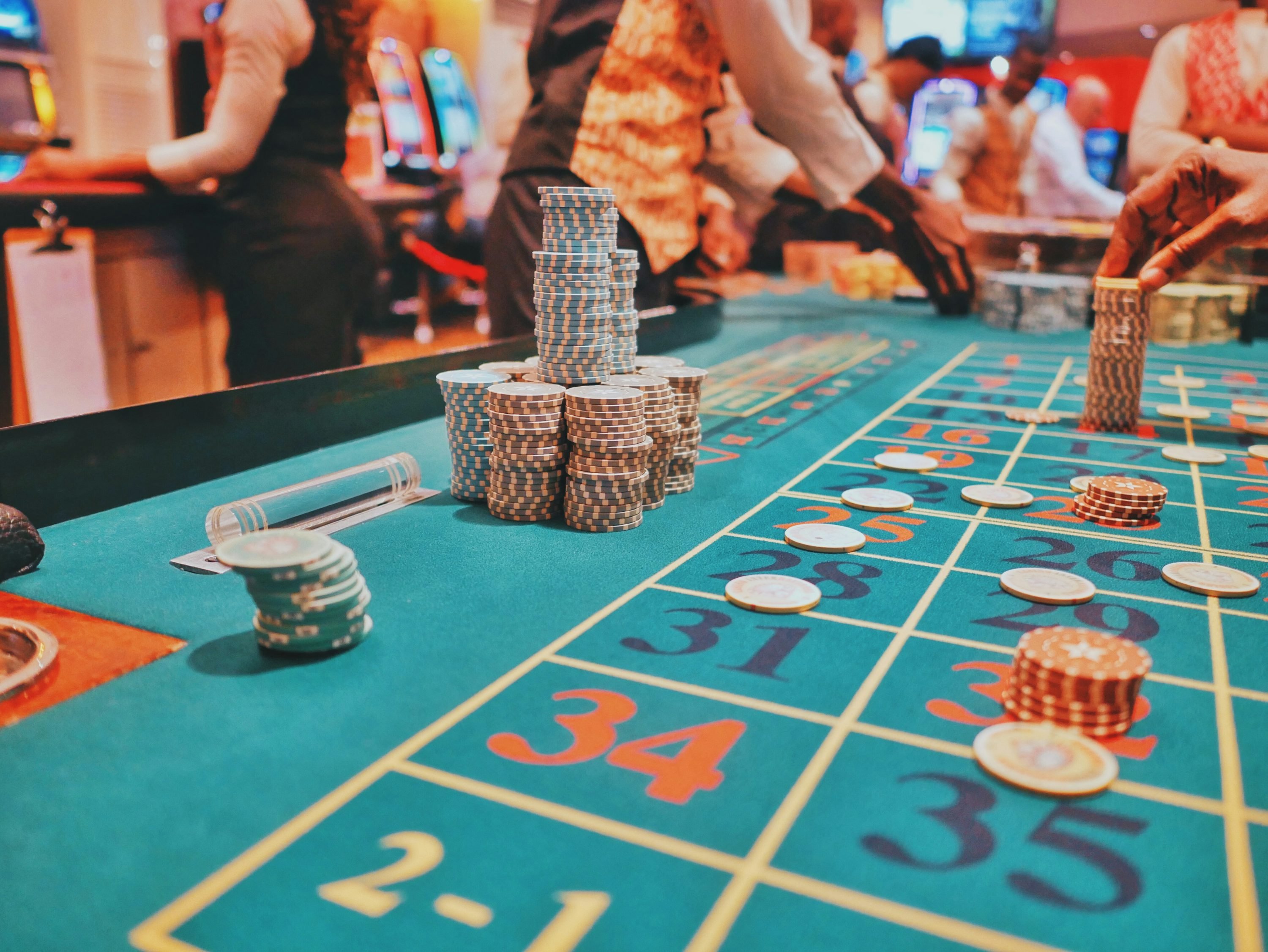 Layar permainan live dealer dengan meja blackjack interaktif